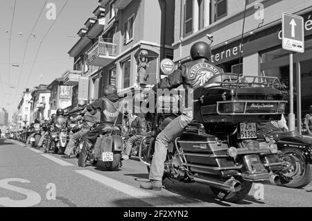 Schweiz: Hells Angels mit Ihrer Harley Davisdson Motorräder fahren durch Longstreet der Stadt Zürich. Stockfoto