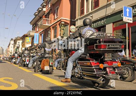 Schweiz: Hells Angels mit Ihrer Harley Davisdson Motorräder fahren durch Longstreet der Stadt Zürich. Stockfoto