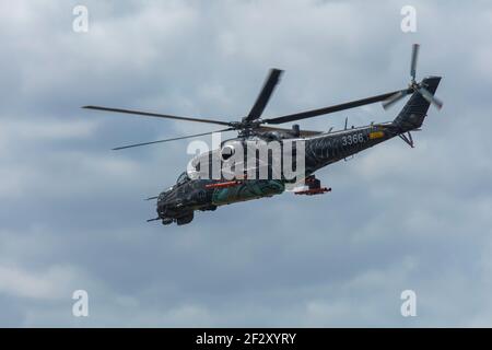 Tschechische Luftwaffe Mil MI-35 Hubschrauber im Flug Stockfoto