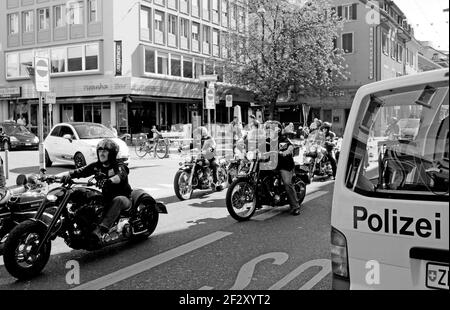 Schweiz: Hells Angels mit Ihrer Harley Davisdson Motorräder fahren durch Longstreet der Stadt Zürich. Stockfoto