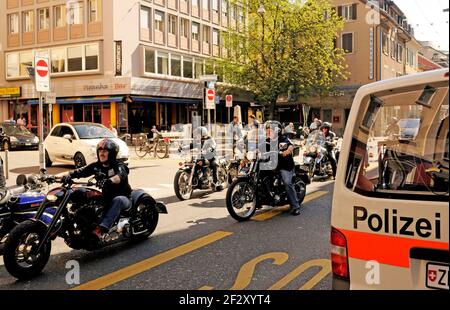 Schweiz: Hells Angels mit Ihrer Harley Davisdson Motorräder fahren durch Longstreet der Stadt Zürich. Stockfoto