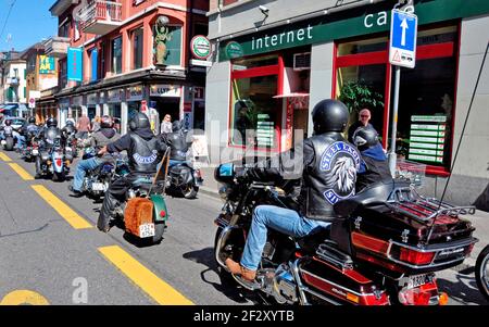 Schweiz: Hells Angels mit Ihrer Harley Davisdson Motorräder fahren durch Longstreet der Stadt Zürich. Stockfoto