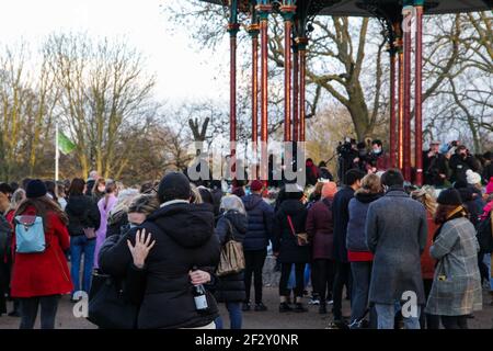 London, Großbritannien, 13th. März 2021. Eine Mahnwache zum Gedenken an Sarah Everard und gegen Gewalt gegen Frauen in Clapham Common. Kredit: Ollie Cole/Alamy Live Nachrichten Stockfoto