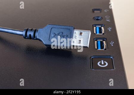 USB-Kabel in der Nähe von zwei Anschlüssen auf der Oberseite eines modernen Computer-Tower-Gehäuses. Informationstransfer und -Speichergerät. Universal Serial Bus Steckverbinder Standard Stockfoto