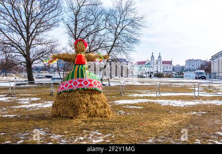 Minsk, Weißrussland - 13. März 2021: Strohpuppe auf der Straße ist zum traditionellen slawischen Nationalfeiertag Maslenitsa im Stadtzentrum von Minsk geschmückt Stockfoto