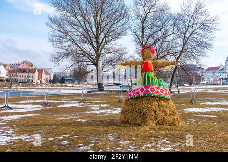 Minsk, Weißrussland - 13. März 2021: Strohpuppe auf der Straße ist zum traditionellen slawischen Nationalfeiertag Maslenitsa im Stadtzentrum von Minsk geschmückt Stockfoto