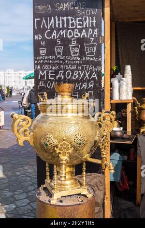 Minsk, Weißrussland - 13. März 2021: Nahaufnahme schöner kupferfarbener Samowar mit zwei Hähnen auf den Straßenfesten von Maslenitsa im Zentrum von Minsk Stockfoto