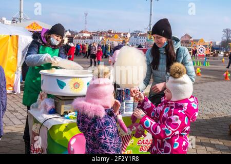 Minsk, Weißrussland - 13. März 2021: Slawischer Feiertag Maslenitsa. Traditionelle Feiertagsmesse in der Innenstadt von Minsk Stockfoto