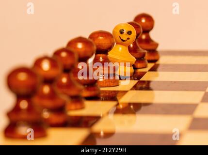Schwarz-Weiß-Foto mit einem Bild von einem Schachbrett und Schachfiguren. Brettspiel aus Schachfiguren und Set. Stockfoto