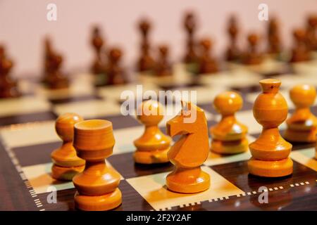 Schwarz-Weiß-Foto mit einem Bild von einem Schachbrett und Schachfiguren. Brettspiel aus Schachfiguren und Set. Stockfoto