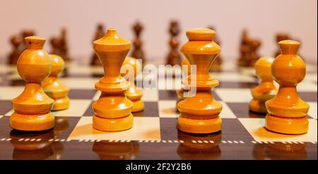 Schwarz-Weiß-Foto mit einem Bild von einem Schachbrett und Schachfiguren. Brettspiel aus Schachfiguren und Set. Stockfoto