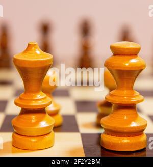 Schwarz-Weiß-Foto mit einem Bild von einem Schachbrett und Schachfiguren. Brettspiel aus Schachfiguren und Set. Stockfoto