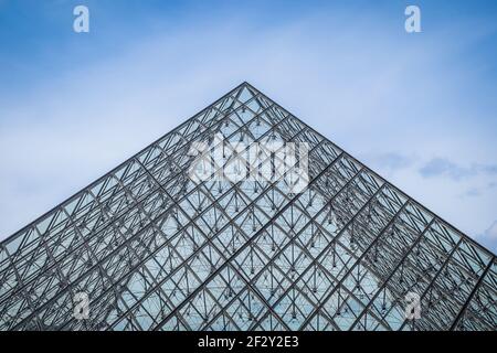 Paris, Frankreich, Februar 2020, Spitze der Pyramide im Louvre Museum im Haupthof, Cour Napoleon Stockfoto