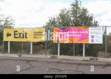 Mesa, Usa. März 2021, 13th. Das Arizona Department of Health Services eröffnete eine Drive-Through-Massenimpfstelle auf dem Parkplatz am Phoenix Municipal Stadion, das hier am 13. März 2021 gezeigt wurde. An diesem Standort wird der Pfizer-Impfstoff an 3.500 Personen pro Tag in 10-minütigen Terminen verabreicht. Am Ausgang des Standorts befindet sich eine Beschilderung, die den Autos beim Verlassen des Geländes dankt. 21.000 Termine wurden in den ersten 39 Minuten besetzt. Dies ist ArizonaÕs zweite COVID-19 Impfstelle zu öffnen. (Foto von Alexandra Buxbaum/Sipa USA) Quelle: SIPA USA/Alamy Live News Stockfoto