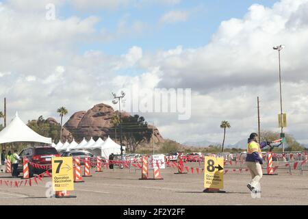 Mesa, Usa. März 2021, 13th. Das Arizona Department of Health Services eröffnete eine Drive-Through-Massenimpfstelle auf dem Parkplatz am Phoenix Municipal Stadion, das hier am 13. März 2021 gezeigt wurde. An diesem Standort wird der Pfizer-Impfstoff an 3.500 Personen pro Tag in 10-minütigen Terminen verabreicht. 21.000 Termine wurden in den ersten 39 Minuten besetzt. Schilder und Freiwillige weisen die Mitarbeiter an, wohin sie als nächstes gehen sollen. Dies ist Arizonas zweite COVID-19 Impfstelle, die eröffnet wurde. (Foto von Alexandra Buxbaum/Sipa USA) Quelle: SIPA USA/Alamy Live News Stockfoto