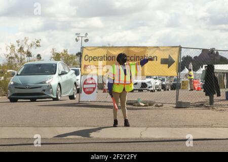 Mesa, Usa. März 2021, 13th. Das Arizona Department of Health Services eröffnete eine Drive-Through-Massenimpfstelle auf dem Parkplatz am Phoenix Municipal Stadion, das hier am 13. März 2021 gezeigt wurde. An diesem Standort wird der Pfizer-Impfstoff an 3.500 Personen pro Tag in 10-minütigen Terminen verabreicht. 21.000 Termine wurden in den ersten 39 Minuten besetzt. Schilder und Freiwillige weisen die Mitarbeiter an, wohin sie als nächstes gehen sollen. Dies ist Arizonas zweite COVID-19 Impfstelle, die eröffnet wurde. (Foto von Alexandra Buxbaum/Sipa USA) Quelle: SIPA USA/Alamy Live News Stockfoto