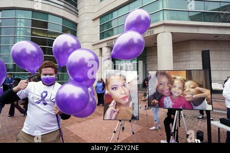 Clayton, Usa. März 2021, 13th. Ein Freiwilliger gibt Ballons vor einer End Domestic Violence Kundgebung in Clayton, Missouri am Samstag, 13. März 2021. Die Kundgebung fand zu Ehren von Roseann McCulley und ihren Kindern Kayden Johnson und Kaylee Brooks statt. Die Polizei sagt, Bob McCulley III ist verantwortlich für die Tötung seiner Frau und ihre beiden Kinder dann sein eigenes Leben am 4. März 2021.die Frau war 34 Jahre alt und die beiden Kinder waren 13 und sechs Jahre alt. Foto von Bill Greenblatt/UPI Kredit: UPI/Alamy Live News Stockfoto