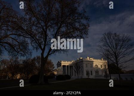 Washington, Usa. März 2021, 13th. Die Sonne geht auf der Westseite des Weißen Hauses am 13. März 2021 in Washington DC unter. Foto von Ken Cedeno/Sipa USA Quelle: SIPA USA/Alamy Live News Stockfoto