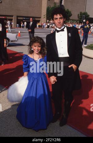 Soleil Moon Frye, Bruder Meeno Peluce bei den jährlichen Primetime Emmy Awards 38th am 21. September 1986 im Pasadena Civic Auditorium in Pasadena, Kalifornien. Quelle: Ralph Dominguez/MediaPunch Stockfoto