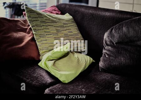 Kontrastreiches Bild von grünen Kissen auf einem Sofa in Inneneinrichtung Stockfoto