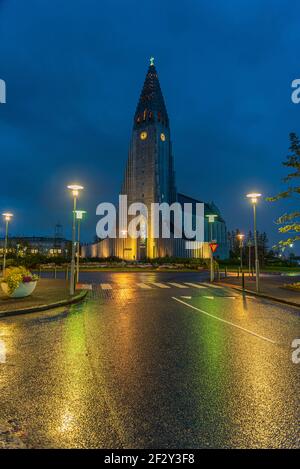 Nachtansicht der Hallgrimskirkja Kathedrale in Reykjavik, Island Stockfoto