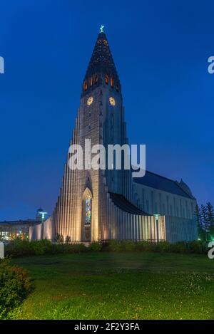 Nachtansicht der Hallgrimskirkja Kathedrale in Reykjavik, Island Stockfoto