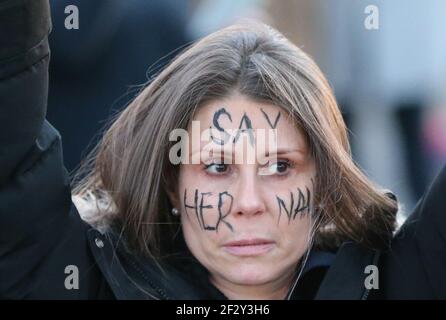 London, England, Großbritannien. März 2021, 13th. Tausende schlossen sich Reclaim The Street Vigil für Sarah Everard an, die letzte Woche von einem Polizisten in Großbritannien entführt und ermordet wurde. Kredit: Tayfun Salci/ZUMA Wire/Alamy Live Nachrichten Stockfoto