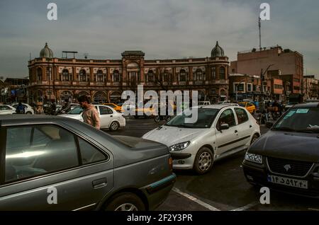 Teheran, Iran, 28. Dezember 2020: Der überfüllte Hasanabad-Platz kreuzt mit der Imam Khomeini-Straße mit einem schönen architektonischen Ensemble aus Backstein Stockfoto