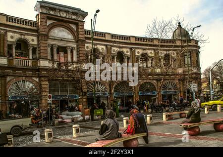 Teheran, Iran, 28. Dezember 2020:die Kreuzung der Imam Khomeini Straße mit Hassan Abad Platz in Teheran und ein altes Backsteingebäude mit Türmchen aus Stockfoto