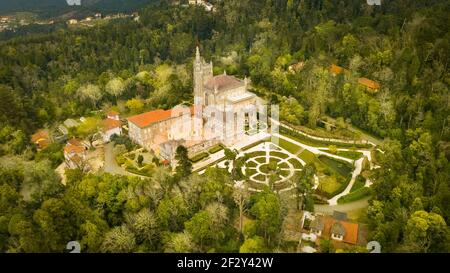Luftaufnahme des luxuriösen Palasthotels, umgeben von einem wunderschönen Garten, Mealhada, Serra do Bussaco, Portugal. Stockfoto