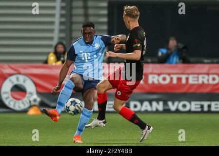 ROTTERDAM, NIEDERLANDE - MÄRZ 12: Sylian Aldren Mokono vom FC Utrecht U23 und Julian Baas von Excelsior während des niederländischen Keukenkampioendivisie-Spiels Be Stockfoto