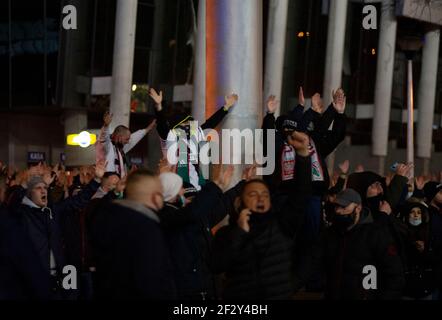 Warschau, Warschau, Polen. März 2021, 13th. Warschau Legia Fußballmannschaft ruft Slogans vor dem Legia Stadion, das wegen der Sperre am 13. März 2021 in Warschau, Polen, für die Öffentlichkeit geschlossen ist. Rund tausend Fans der Warschauer Legia-Fußballmannschaft nahmen an einer regierungsfeindlichen Demonstration gegen die Beschränkungen des Covid-19 unter dem Motto "Offene Stadien" Teil und forderten mindestens 50 Prozent der verfügbaren Plätze während der Spiele. Quelle: Aleksander Kalka/ZUMA Wire/Alamy Live News Stockfoto