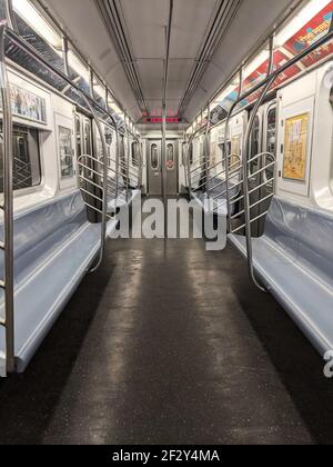 New York, NY - März 12 2021: Leere NY U-Bahn. Keine Personen im Wagen. NYC U-Bahn als eines der ältesten öffentlichen Verkehrsmittel Stockfoto