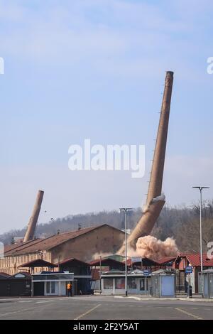 Am Standort der ehemaligen Ziegelei in Zagreb, neben der Straßenbahnhaltestelle Crnomerec, befindet sich ein verlassener Industriekomplex mit zwei Schornsteinen. Stockfoto