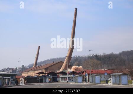 Am Standort der ehemaligen Ziegelei in Zagreb, neben der Straßenbahnhaltestelle Crnomerec, befindet sich ein verlassener Industriekomplex mit zwei Schornsteinen. Stockfoto