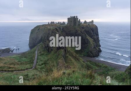 Dramatische historische Klippe Dunnottar Castle an der Küste von Stonehaven, Aberdeenshire, Schottland Stockfoto