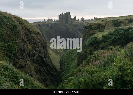 Dramatische historische Klippe Dunnottar Castle an der Küste von Stonehaven, Aberdeenshire, Schottland Stockfoto