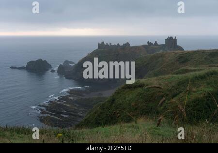 Dramatische historische Klippe Dunnottar Castle an der Küste von Stonehaven, Aberdeenshire, Schottland Stockfoto