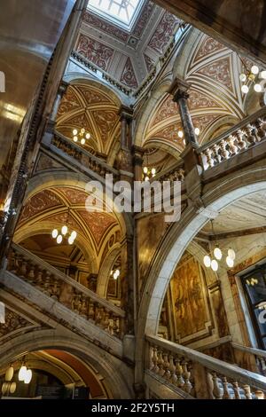Architektonisches Detail der kunstvollen Marmortreppe und der Balkone in Glasgow City Chambers, Glasgow, Schottland, Großbritannien Stockfoto