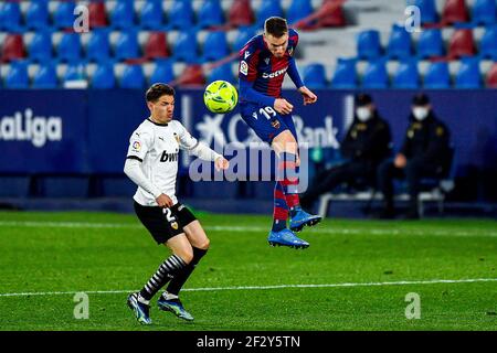 VALENCIA, SPANIEN - MÄRZ 12: Manu Vallejo von Valencia CF, C. Clerc von Levante UD während des La Liga-Spiels zwischen Levante UD und Valencia CF in Estadi Stockfoto