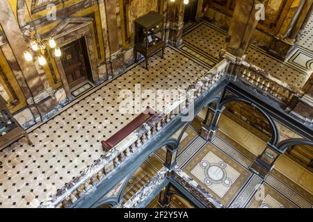 Architektonisches Detail der kunstvollen Marmortreppe und der Balkone in Glasgow City Chambers, Glasgow, Schottland, Großbritannien Stockfoto
