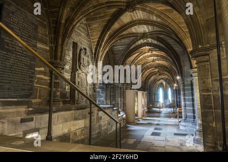 Krypta der Glasgow Cathedral St. Mungo blickt auf das gewölbte Dach des unterirdischen Gewölbes mit Steinbögen Stockfoto