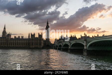 Sonnenuntergang über Big Ben und dem Palace of Westminster, London, vom Südufer der Themse aus gesehen Stockfoto