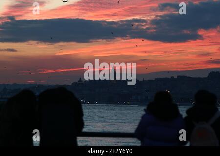 Istanbul, Türkei. März 2021, 13th. Man sieht den Galata-Turm am gegenüberliegenden Ufer von Uskudar bei Sonnenuntergang, bevor die Ausgangssperre um 9 Uhr wegen des Coronavirus beginnt. (Foto von Hakan Akgun/SOPA Images/Sipa USA) Quelle: SIPA USA/Alamy Live News Stockfoto