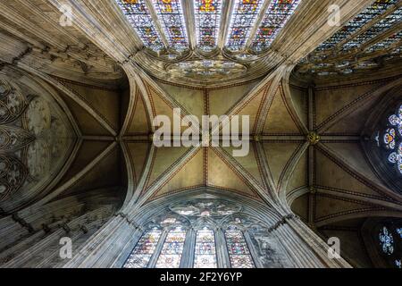 Innenansicht der verzierten gotischen Decke der York Minster Kathedrale in York, England, Großbritannien Stockfoto