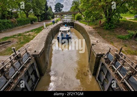 Vergnügungsboot in fester Kammer, unteres Tor offen, Ecluse de Saint-Jean, Schleuse am Canal du Midi, in der Nähe von Carcassonne, Languedoc, Aude, Okzitanie, Frankreich Stockfoto