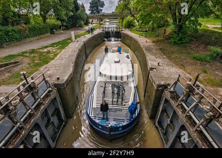 Vergnügungsboot aus fester Kammer, unteres Tor offen, Ecluse de Saint-Jean, Schleuse am Canal du Midi in der Nähe von Carcassonne, Languedoc, Aude, Okzitanie Frankreich Stockfoto