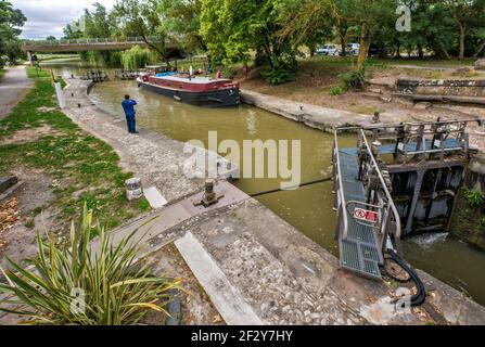 Vergnügungsboot in fester Kammer, unteres Tor geschlossen, Ecluse de Saint-Jean, Schleuse am Canal du Midi, in der Nähe von Carcassonne, Languedoc, Aude, Okzitanie, Frankreich Stockfoto