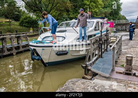 Anlegestelle für das Ausflugsboot in der Festkammer, Ecluse de Saint-Jean, Schleuse am Canal du Midi, in der Nähe von Carcassonne, Languedoc, Aude, Okzitanie-Region, Frankreich Stockfoto