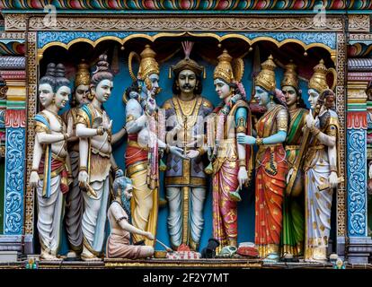 Gottheiten an der Außenwand des Sri Krishnan Tempels (Hindu) in Singapur. Der Tempel in der Waterloo Street wurde 1870 gegründet. Stockfoto